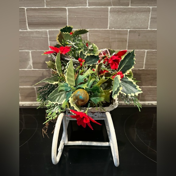 Beautiful Vintage White Wicker Christmas Sleigh w/ Greenery & Decor 15” x 11” - Picture 4 of 12